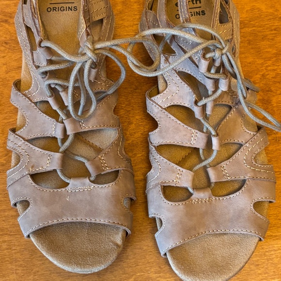 NWOT Earth Origins Kendra Kamilla taupe suede strappy wedge sandals - Picture 2 of 7